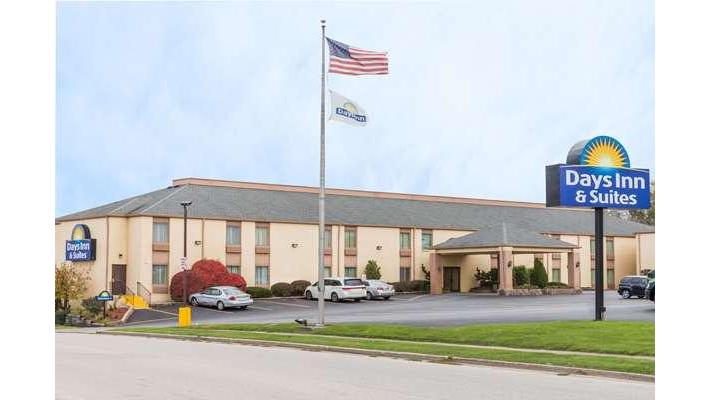 Days Inn & Suites by Wyndham Bloomington/Normal IL — Hotel & Resort in Normal, Illinois