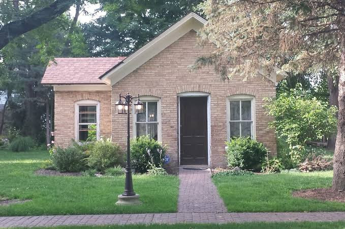 Historic registry farmhouse w /country feel, but close to Notre Dame! - photo