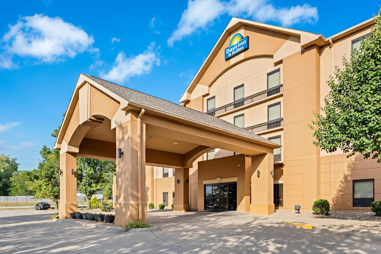Days Inn & Suites by Wyndham Cedar Rapids — Hotel & Resort in Marion, Iowa