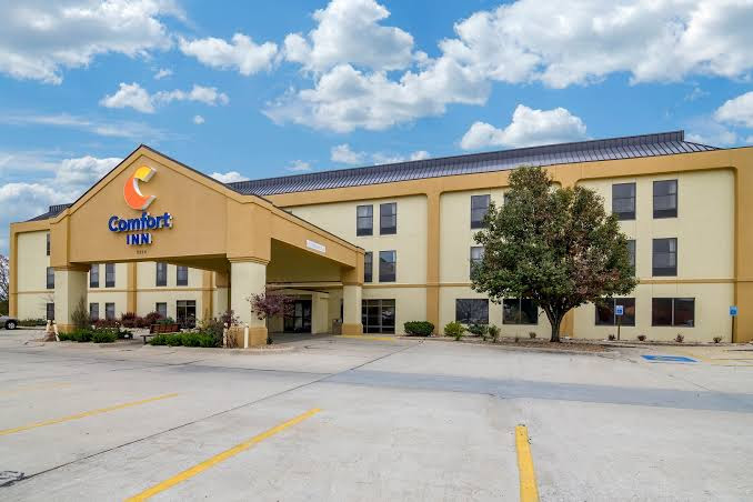 Comfort Inn Ottawa Kansas — Hotel & Resort in Ottawa, Kansas