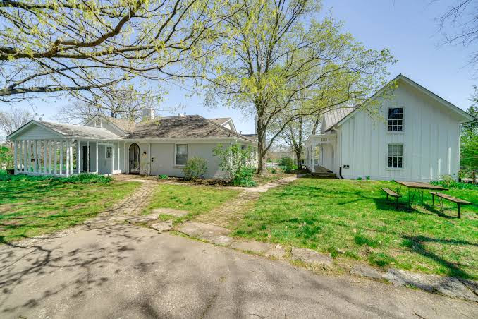 Historic & Spacious Family Home in Nicholasville! — Historic Mansion in Nicholasville, Kentucky