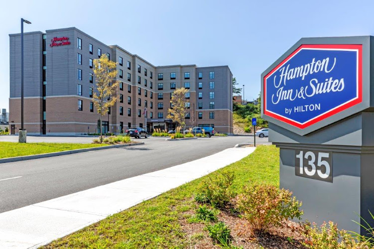 Hampton Inn and Suites Boston/Waltham — Hotel & Resort in Waltham, Massachusetts