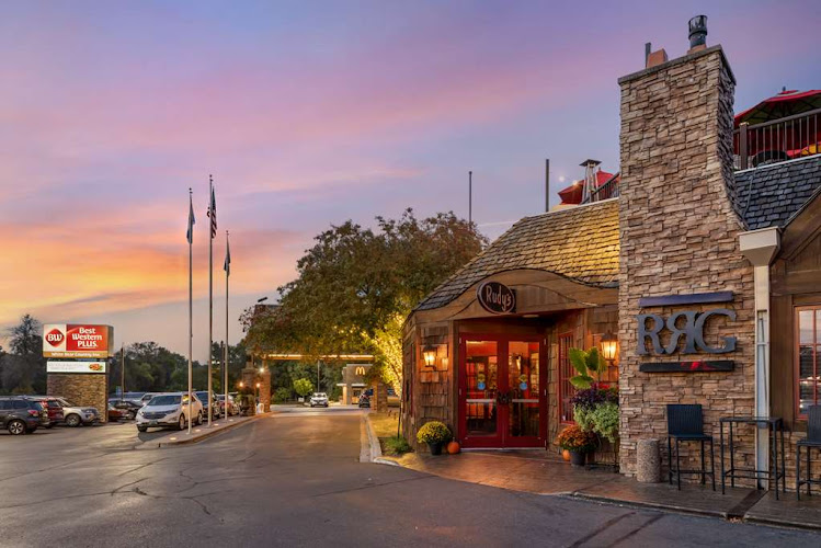 Best Western Plus White Bear Country Inn — Barn or Farm in Oakdale, Minnesota