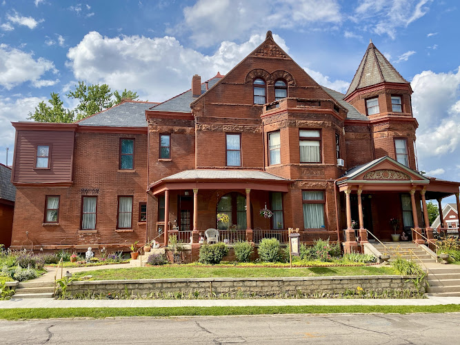 Vineyard Mansion & Carriage House Bed & Breakfast — Historic Mansion in St. Joseph, Missouri