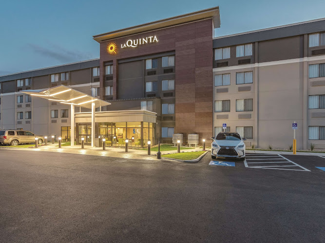 La Quinta Inn & Suites by Wyndham Salem NH — Hotel & Resort in Derry, New Hampshire