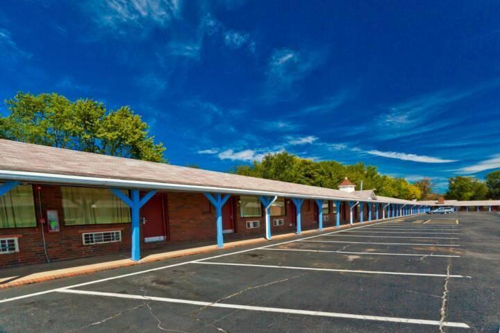 Budget Inn & Suites — Hotel & Resort in Camden, New Jersey
