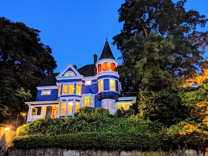 Poulsen House — Historic Mansion in Milwaukie, Oregon