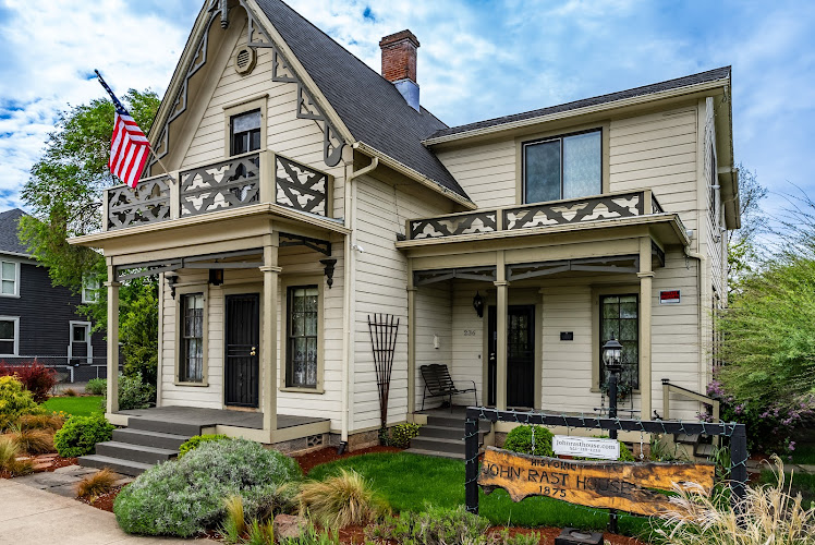 Historical John Rast House 1875/EVchg/Breakfast — Historic Mansion in Roseburg, Oregon