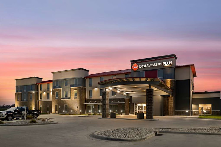 Best Western Plus Lakeview Hotel — Hotel & Resort in Madison, South Dakota