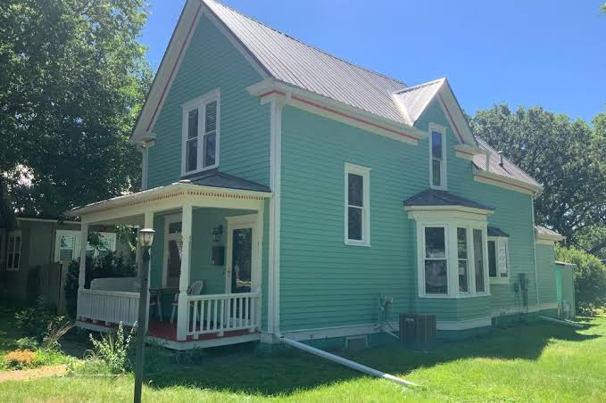 Charming 3-bedroom Victorian house with AC and WiFi in Vermillion — Historic Mansion in Vermillion, South Dakota