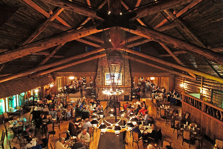 Old Faithful Inn Dining Room — Historic Mansion in Yellowstone Park, Wyoming